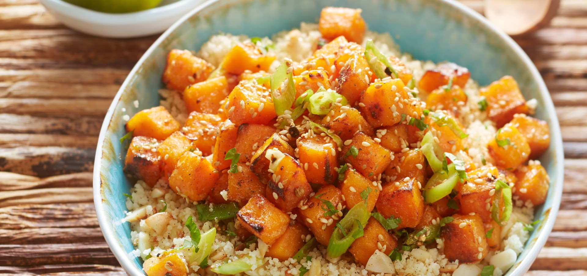 Süßkartoffel-Wok mit Mandel-Couscous